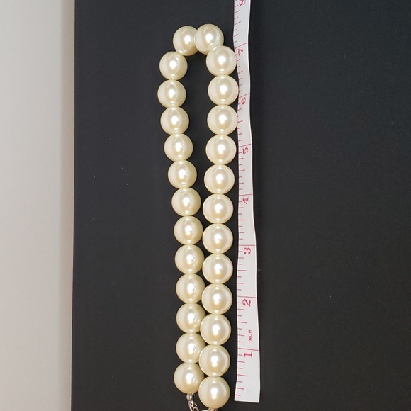Faux Pearl Necklace *EUC* - Picture 2 of 3